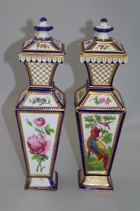 A pair of Samson of Paris hexagonal baluster vases and covers, in Chelsea gold anchor style, 35cm, one cover chipped